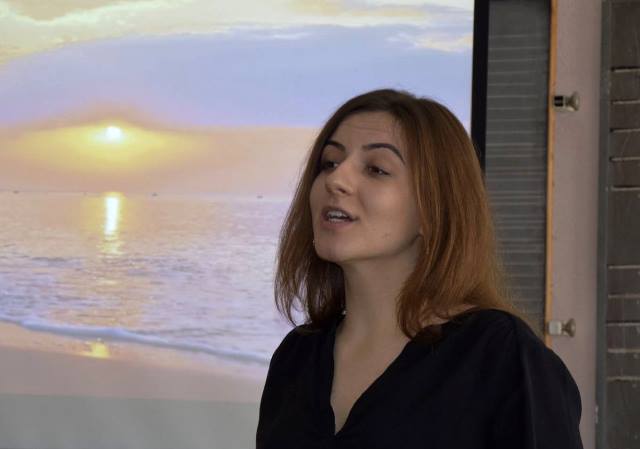 Студентка групи ММ-21 Дарина Познанська виконує  пісню Володимира Івасюка «Над морем»